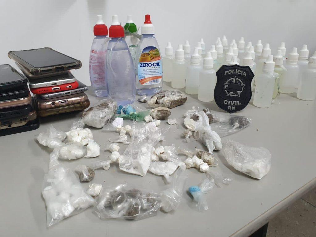 POLÍCIA CIVIL APREENDE COCAÍNA, MACONHA E LOLÓ DURANTE FESTA EM SANTA CRUZ