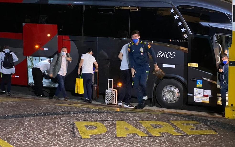 Seleção desembarca em São Paulo para jogo contra Venezuela; Gabriel Menino segue na Granja