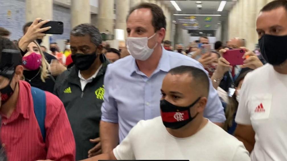 Técnico Rogério Ceni chega ao Rio para assinar com o Flamengo