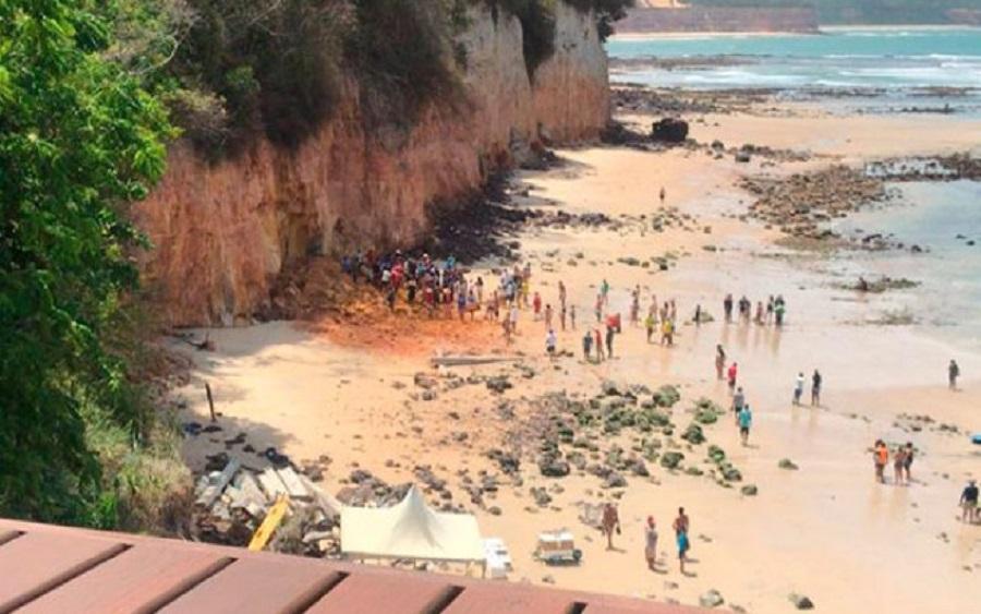 TÉCNICOS DA SECRETARIA NACIONAL DE DEFESA CIVIL VÃO INSPECIONAR TRECHO DA FALÉSIA QUE DESABOU EM PIPA