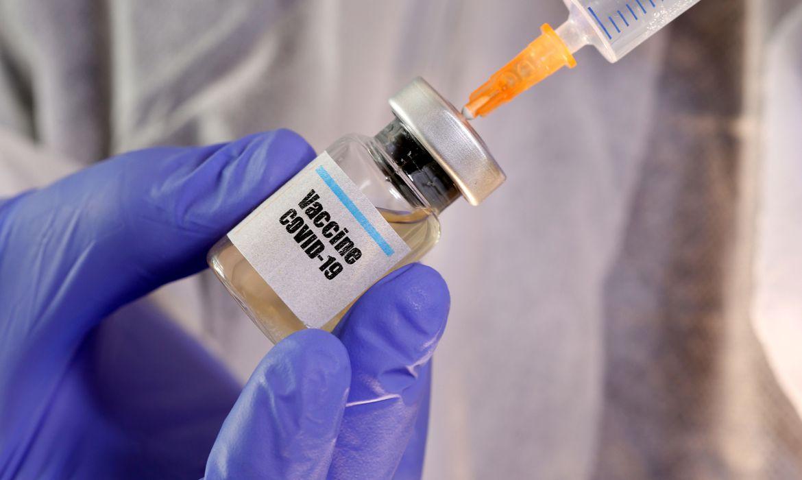 UE firma contrato para 300 milhões de doses de vacina da Pfizer