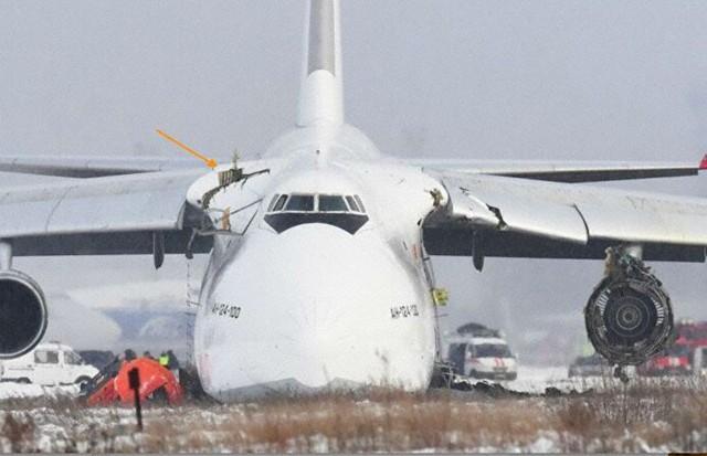 Um dos maiores aviões do mundo faz pouso de emergência malsucedido e causa acidente na Rússia