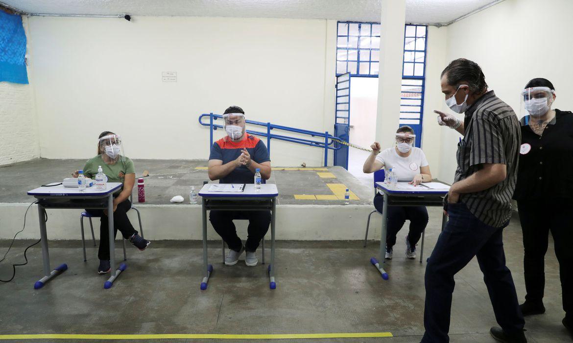 Veja como se proteger da covid-19 durante a votação deste domingo