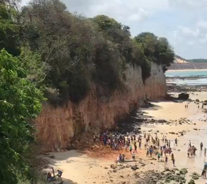 [Vídeo] Falésia desaba em praia de Pipa e pessoas ficam soterradas