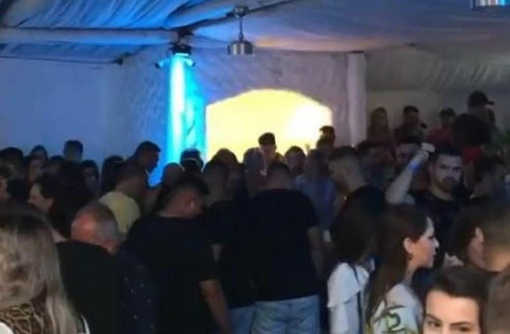 Abertura de beach club na Grande Florianópolis registra aglomeração e desrespeito às normas de combate à Covid-19