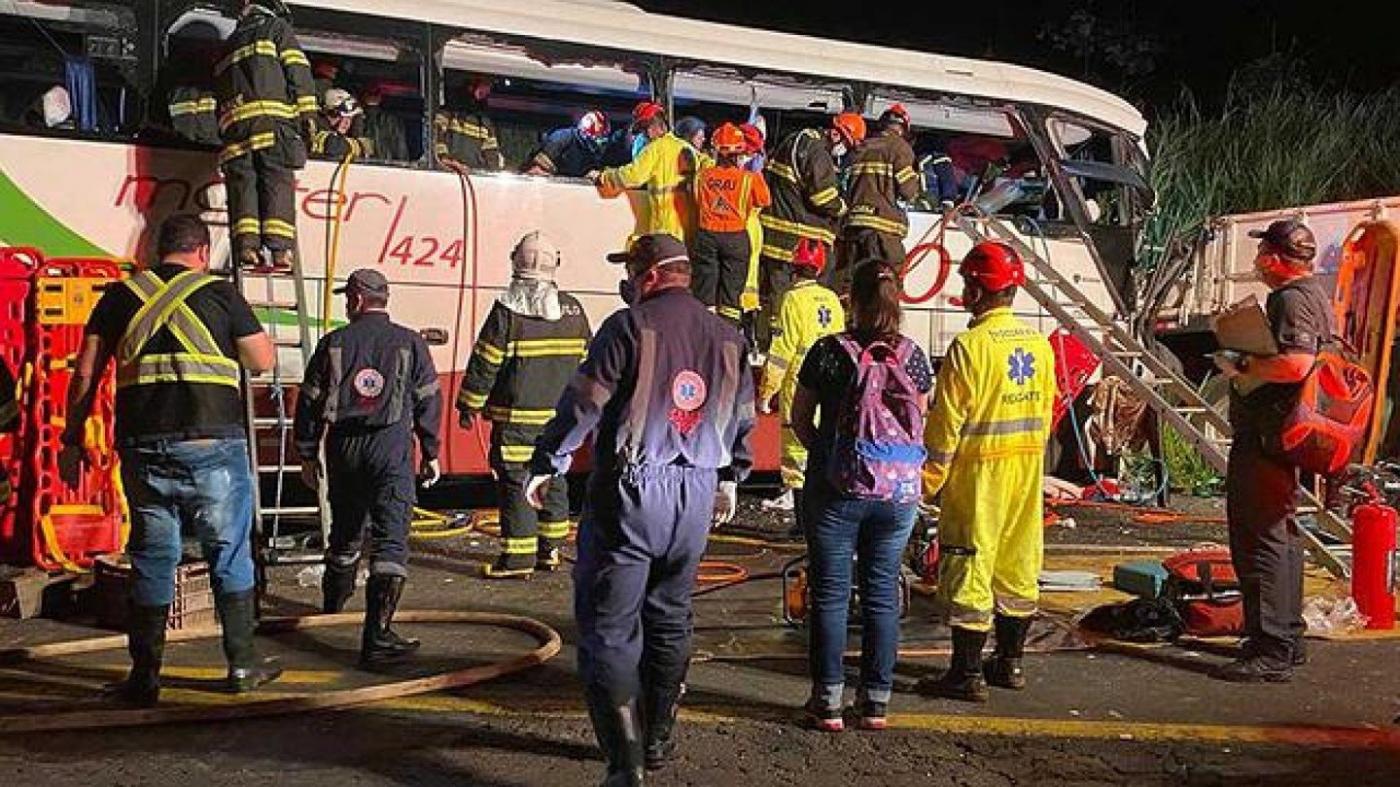Batida entre ônibus e caminhão deixa sete mortos no interior paulista