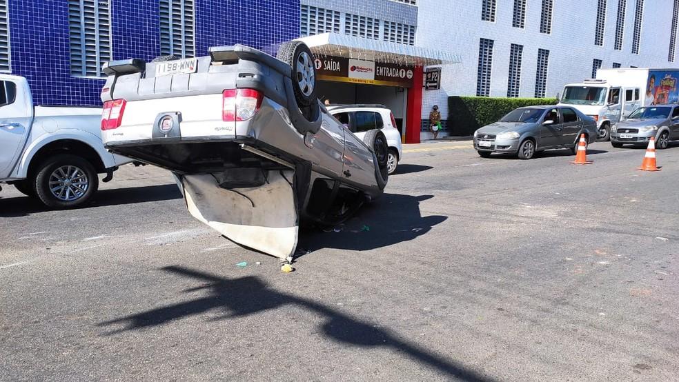 Carro capota após batida em cruzamento de avenidas em Mossoró
