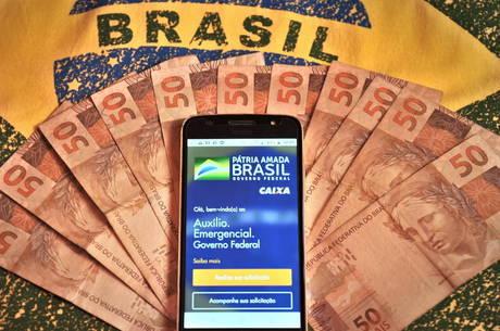 Cerca de 6,5 milhões recebem auxílio emergencial neste domingo