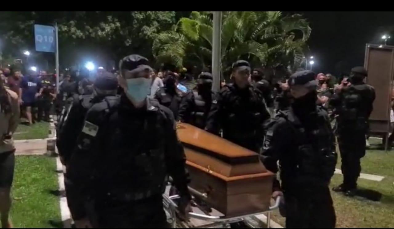 Cerimônia militar marca enterro do Sargento F. Silva