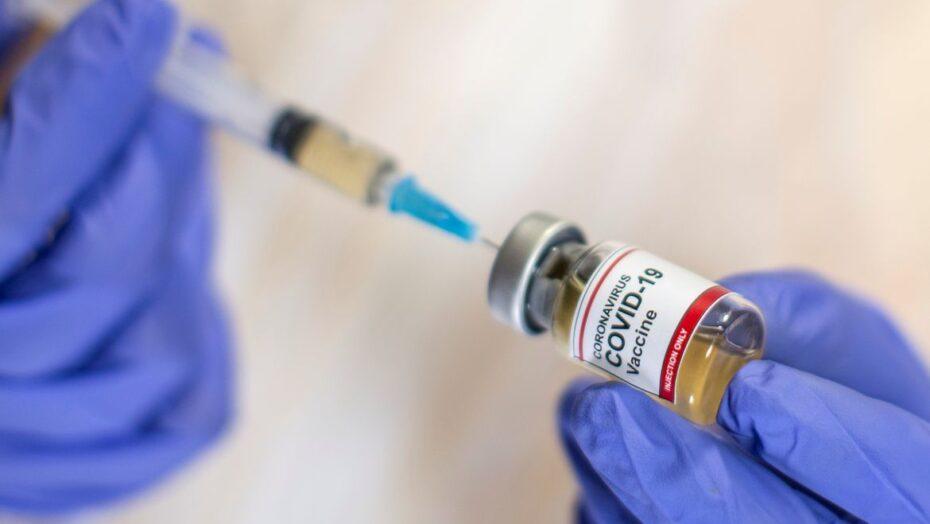 EUA querem vacinar 100 milhões de pessoas contra a covid-19 até março