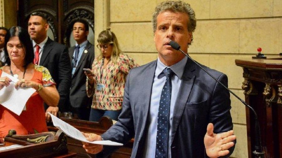 NO TWITTER, LEONEL BRIZOLA NETO CHAMA BOLSONARO DE ‘FILHOTE DA DITADURA’ E REPUDIA ENTREGA DE MEDALHA COM NOME DO AVÔ AO PRESIDENTE