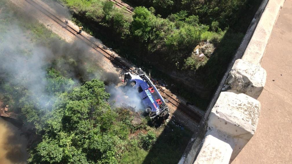 Ônibus cai de viaduto na BR-381 em João Monlevade; PRF confirma 10 mortes