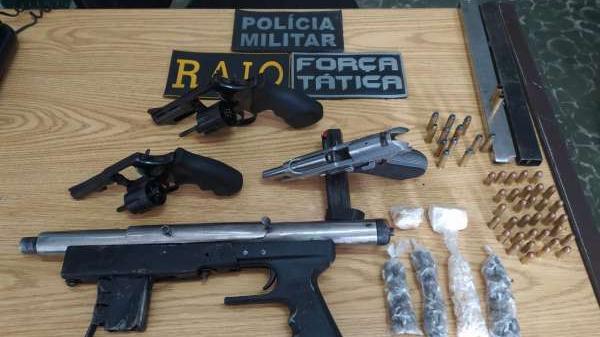 PM apreende quatro armas e prende três suspeitos de cobrar pedágios a moradores em Maranguape