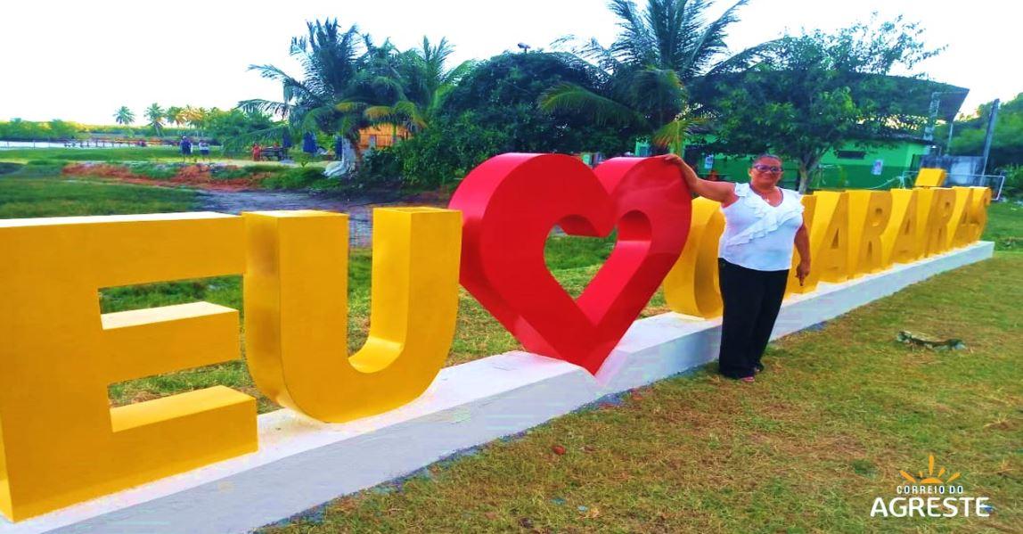 PREFEITA STELA SENA ENTREGA TOTEM “EU AMO GUARAÍRAS” EM SENADOR GEORGINO AVELINO