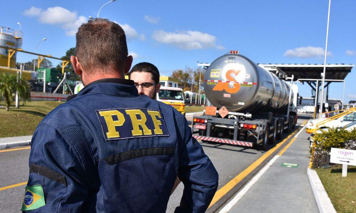 PRF faz operação contra sonegação fiscal na venda de etanol