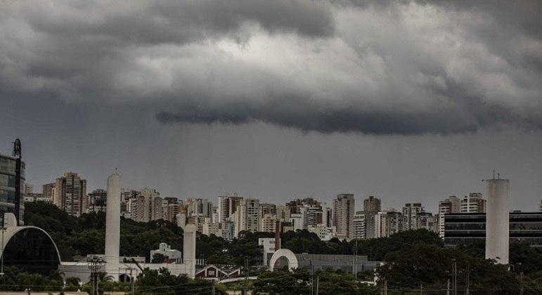 Tempo permanece fechado e sem chuvas na véspera de Natal em SP
