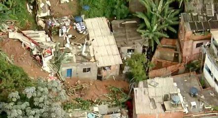 Temporal causa deslizamento e deixa família soterrada em Embu