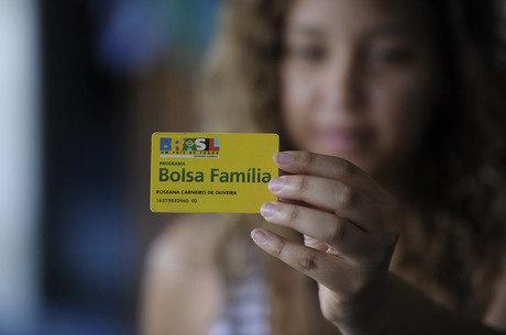 Última parcela do auxílio é paga a 1,6 mi de membros do Bolsa Família
