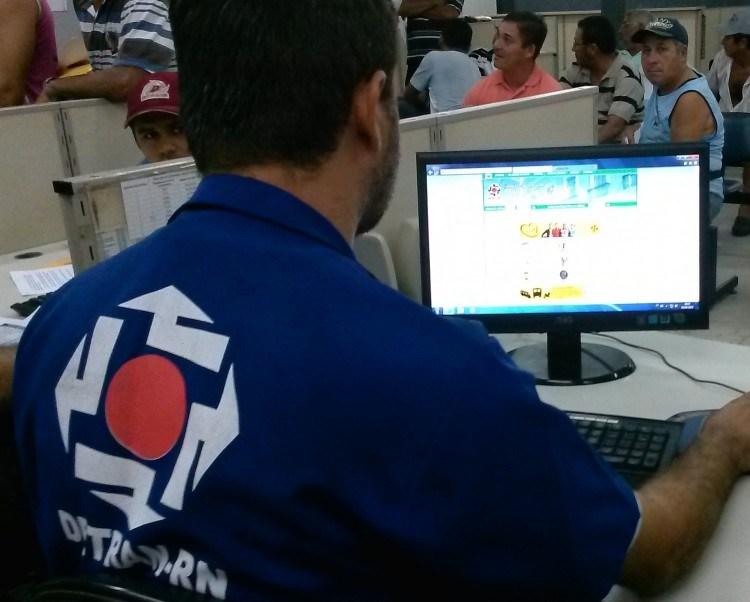 [Vídeo] Com casos suspeitos de covid-19, Detran suspende parte dos atendimentos