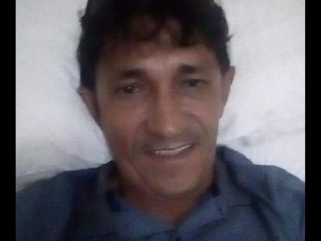 Vídeo mostra suspeito de matar mecânico andando com arma na mão após o crime