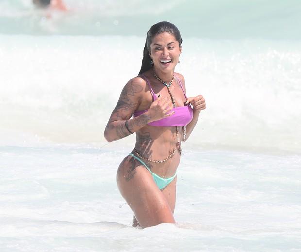 Aline Riscado mergulha e joga altinha na praia da Barra da Tijuca, no Rio