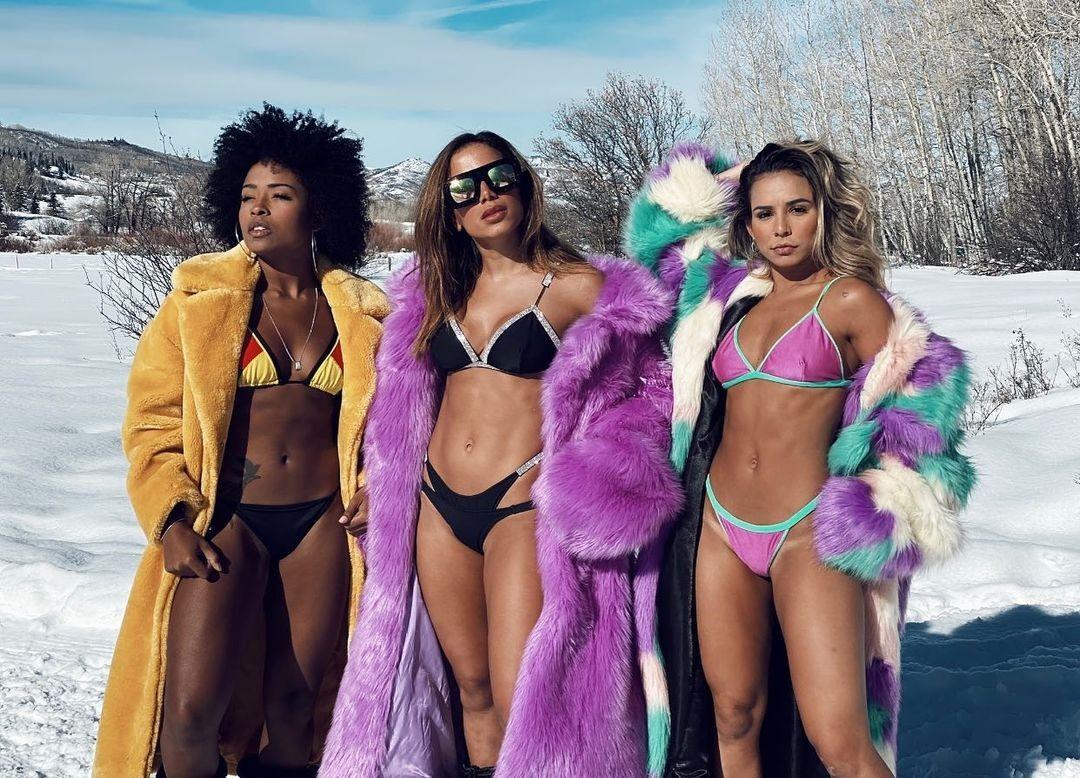 Anitta posa de biquíni na neve com amigas: 