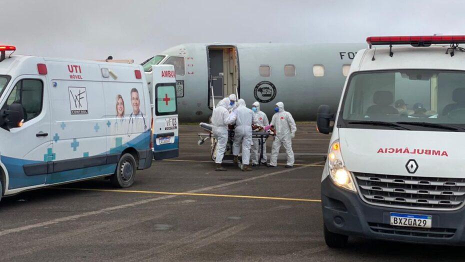 Brasília recebe 15 pacientes com covid-19 vindos de Manaus