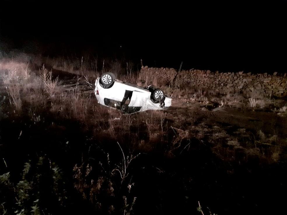 Carro com 5 pessoas da mesma família capota e criança de 2 anos é arremessada para fora do veículo no RN