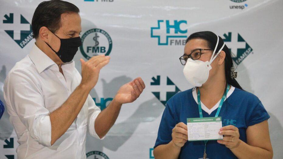 Com aprovação de vacina, Bolsonaro cai e Doria cresce em popularidade digital