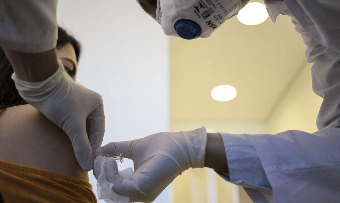 Covid-19: Fiocruz quer contribuir com início da vacinação neste mês