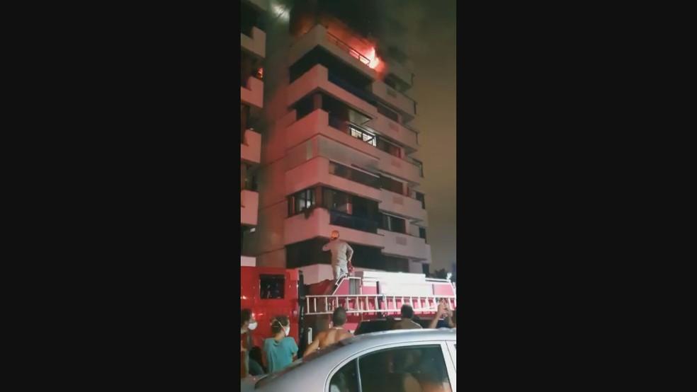 Incêndio atinge apartamento de idosos na Barra da Tijuca