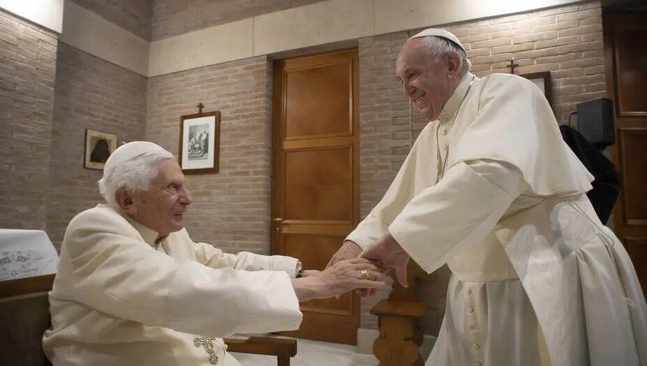 Papa Francisco e papa emérito Bento XVI são vacinados contra a covid-19