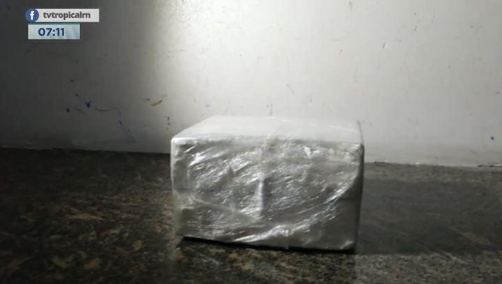 PM apreende pacote de cocaína avaliado em R$ 50 mil