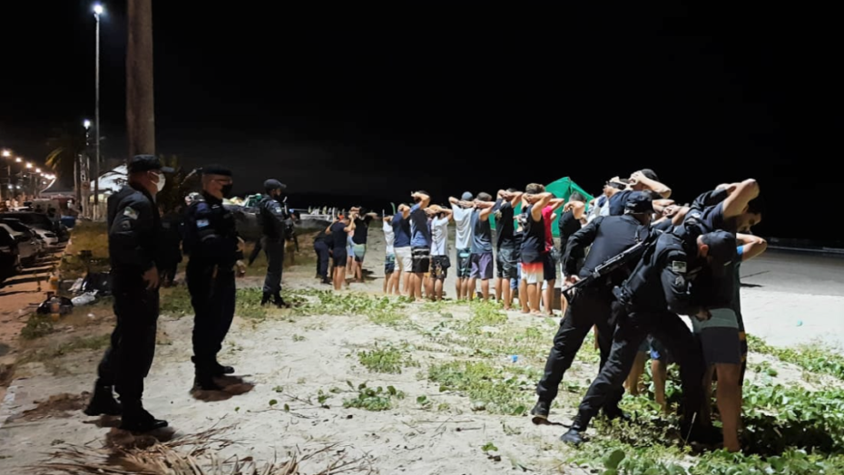 PM flagra adolescentes bebendo whisky e vodka em Pirangi, acaba com a festa e manda todos para casa
