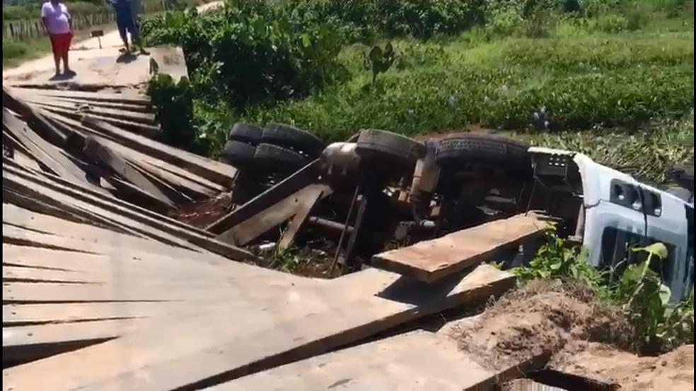 Ponte de madeira desaba e caminhão carregado de areia tomba dentro de rio na Grande Natal