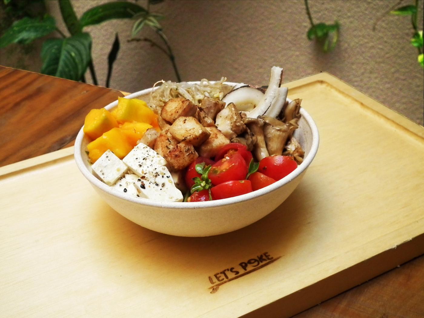Receita de poke low-carb com espaguete de abobrinha