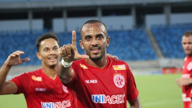 América-RN sofre, mas conta com falha de goleiro do Santa Cruz para vencer por 2 a 1