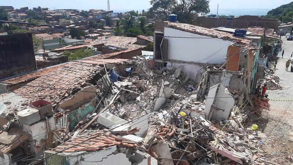 Após explosão, cinco casas desabam na Zona Leste de Natal; quatro pessoas morrem