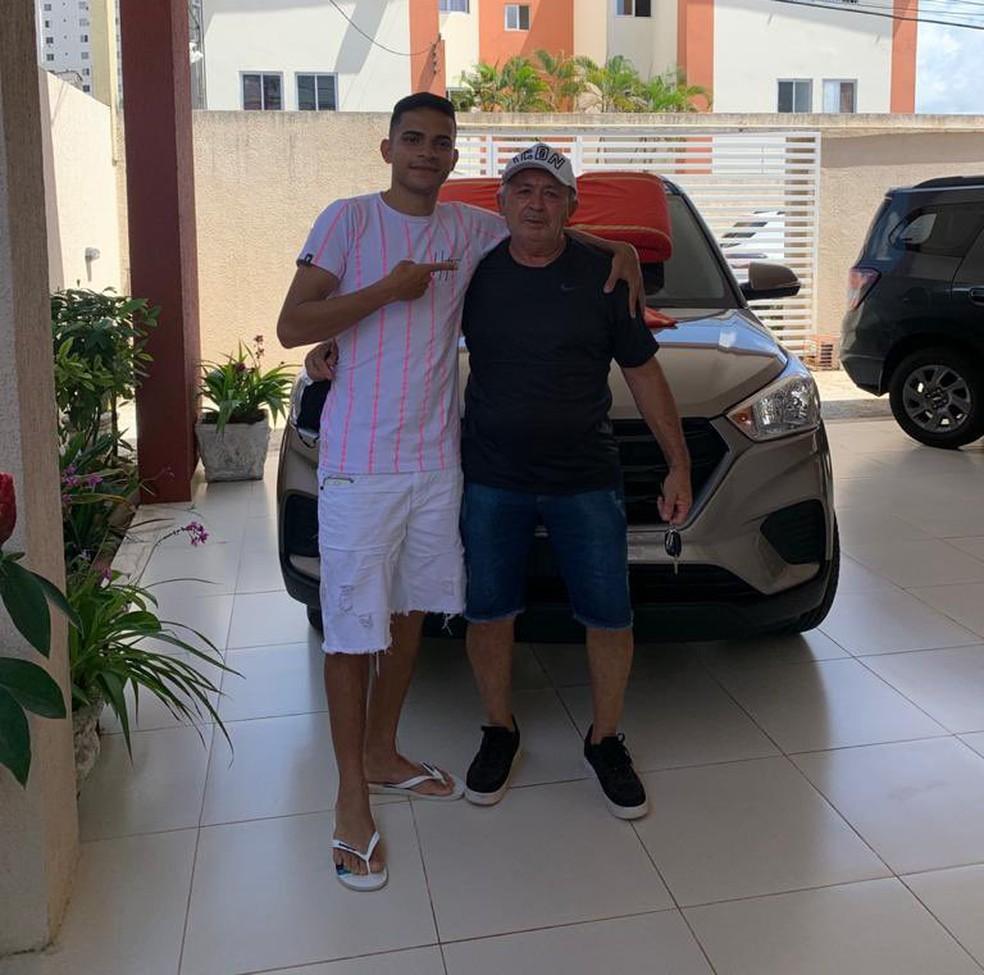 Atacante Bruno Rodrigues dá carro 0Km a empresário que o descobriu há 10 anos