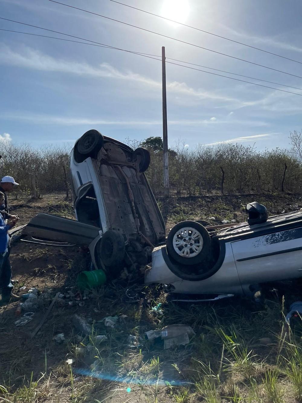 Carros batem de frente e seis pessoas ficam feridas na RN-120