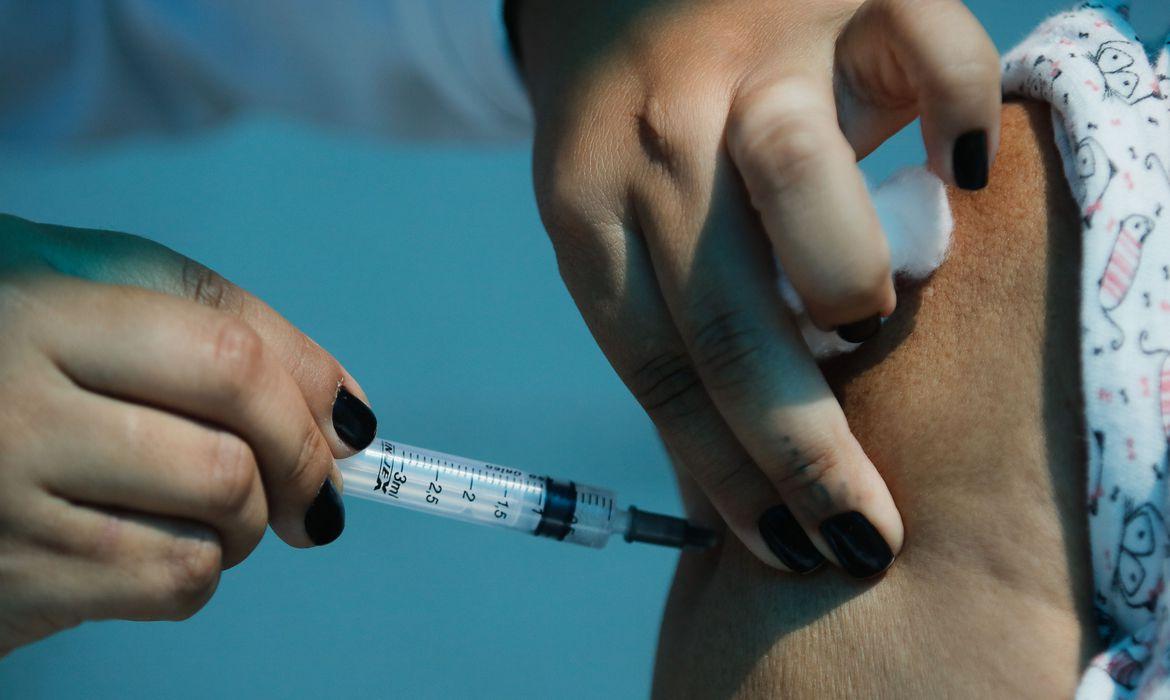 Governo negocia compra de mais 30 milhões de doses de vacina contra covid-19