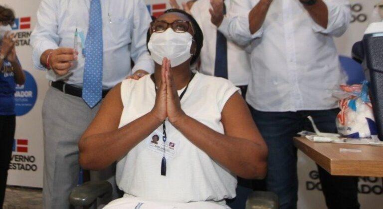 Primeira vacinada na Bahia, enfermeira é internada com Covid