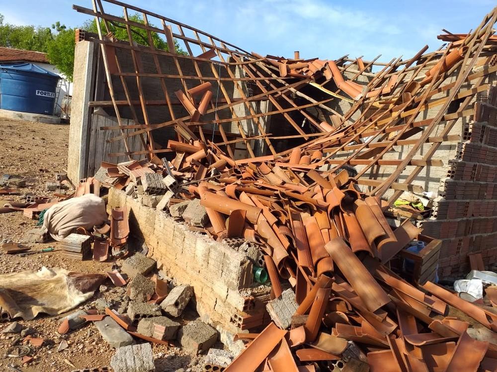Raio atinge casa e derruba telhado e paredes no interior do RN; idoso de 82 anos tem ferimentos leves