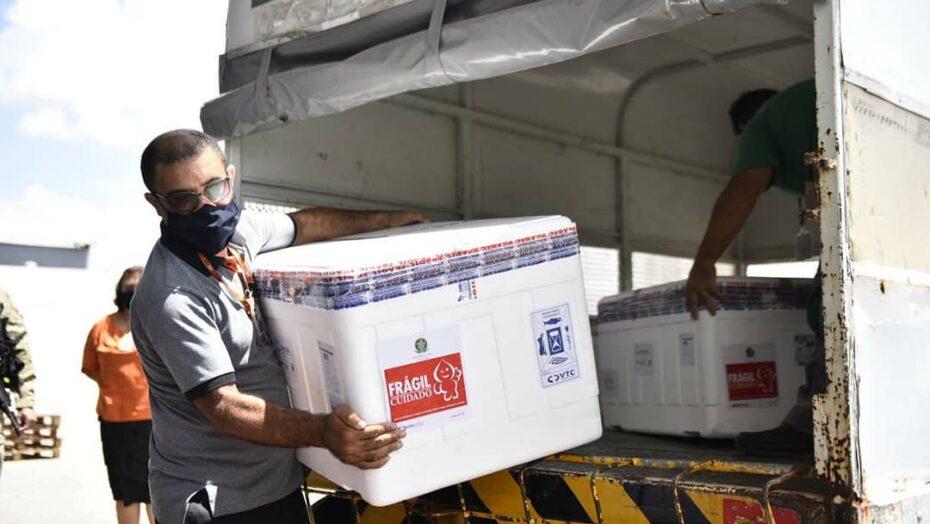 RN recebe 46,8 mil doses da Coronavac; vacinação terá idosos como prioridade