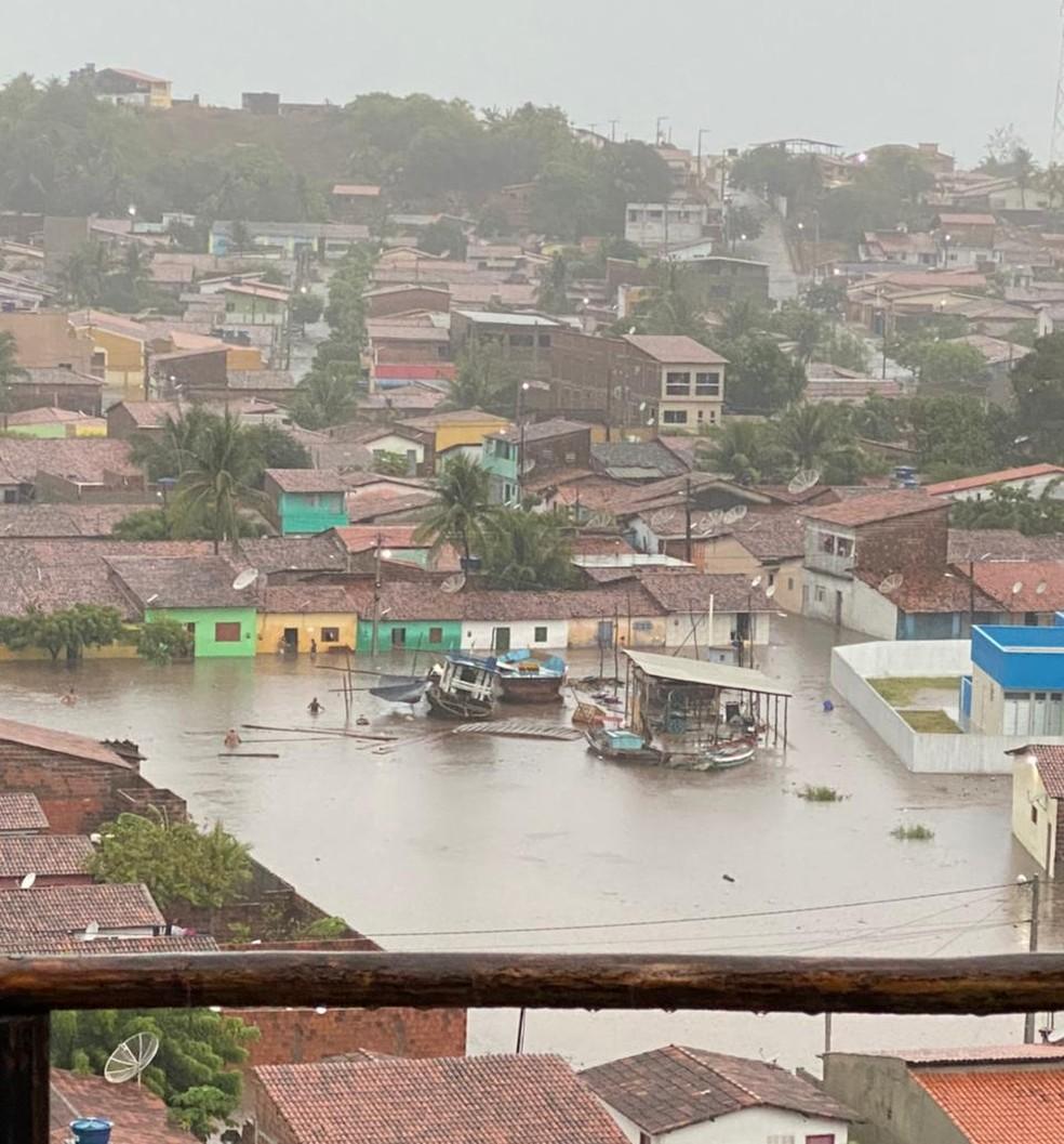 Temporal alaga ruas e casas em Baía Formosa e Prefeitura aciona Defesa Civil: Verdadeiro dilúvio