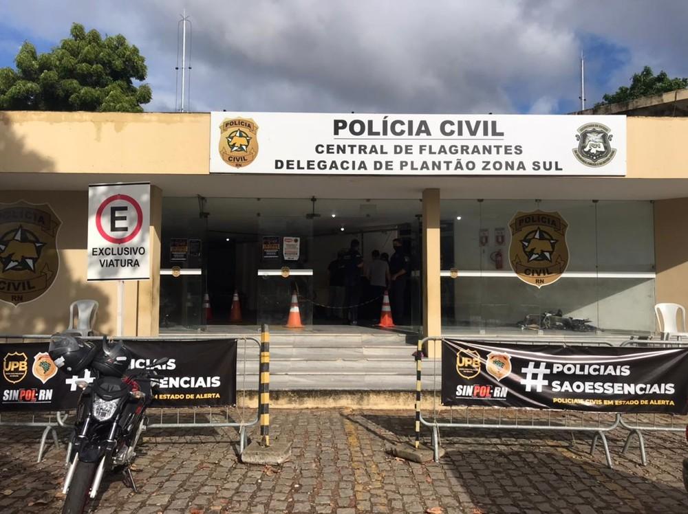 Após ter atendimento negado, homem joga carro contra UPA de Parnamirim