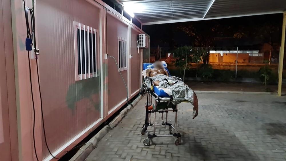 Com UPA superlotada, paciente com suspeita de Covid passa parte da noite em ponto de oxigênio na área externa da unidade em Natal
