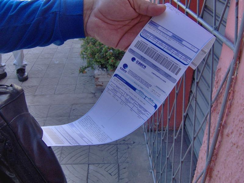 Como prevenção à covid-19, Caern pede que clientes recebam equipes utilizando máscara