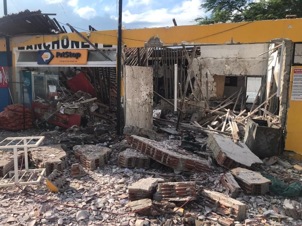 Criminosos fazem série de explosões para abrir cofre e destroem conveniência de posto na Grande Natal; veja vídeo
