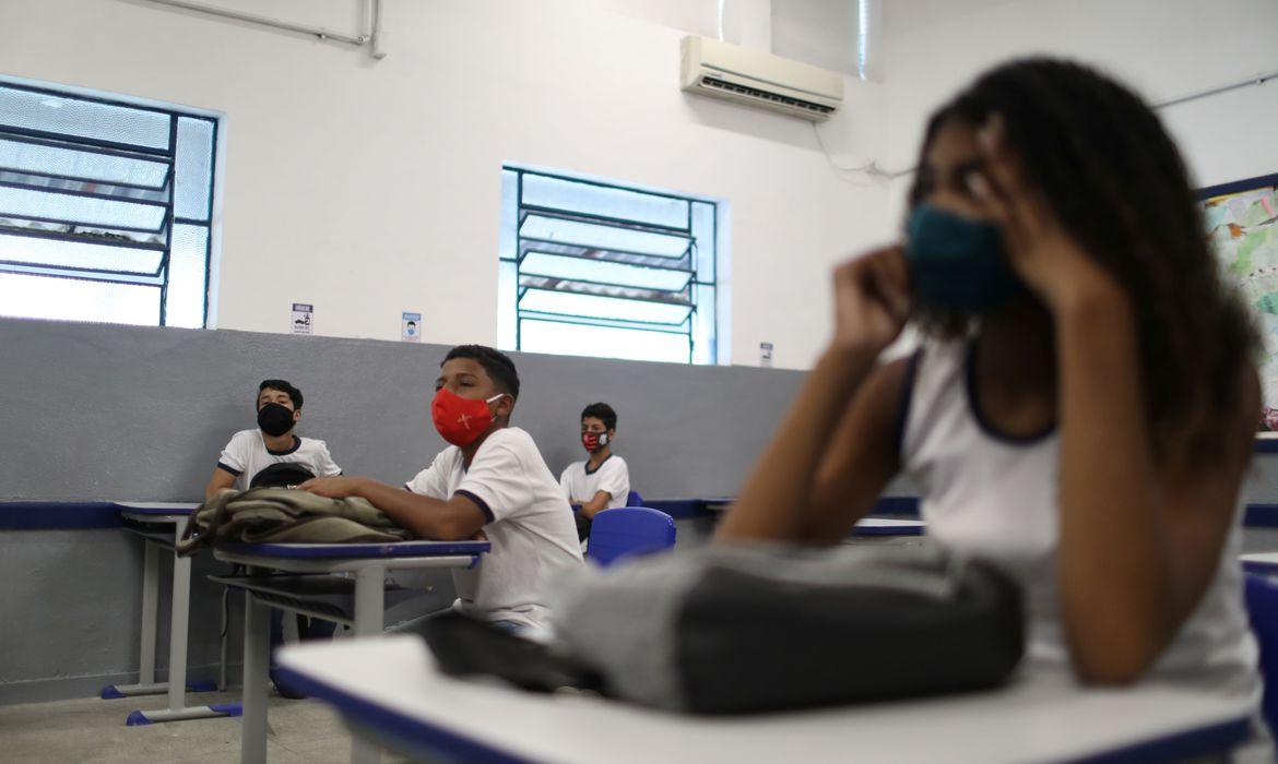 Escolas municipais devem ter aulas remotas ou híbridas em 2021
